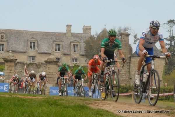 Matthieu Ladagnous (FDJ) leads Vincent Jerome (Europcar).