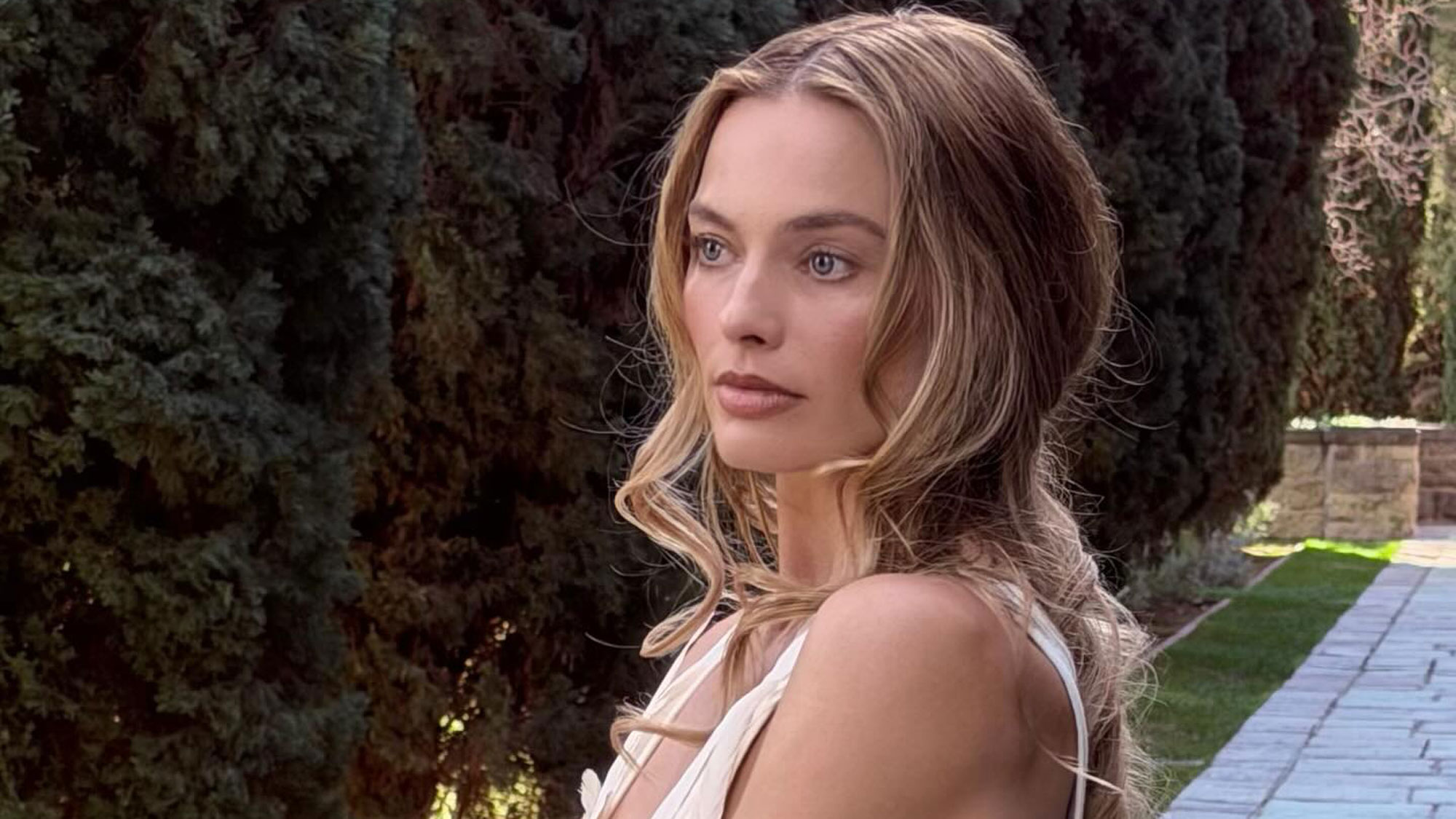 Margot Robbie promotes Wuthering Heights wearing a feathered minidress