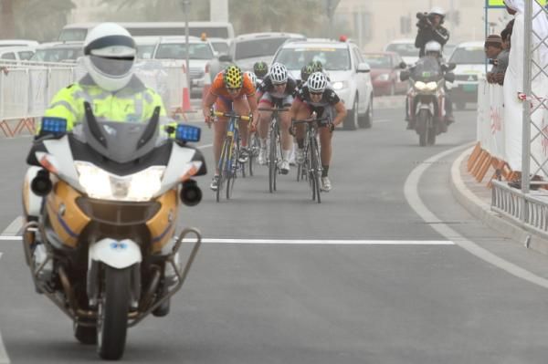 Kirsten Wild (Netherlands) and Chloe Hosking (Specialized - lululemon) go head-to-head in the sprint