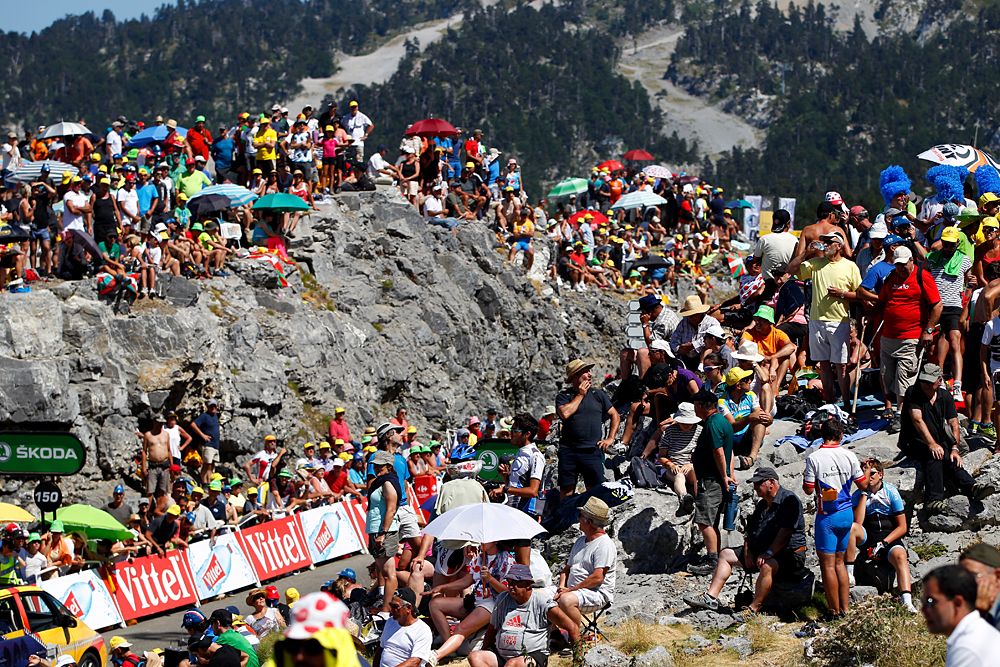 Fans line the sides of the mountain road to La Pierre-Saint-Marin