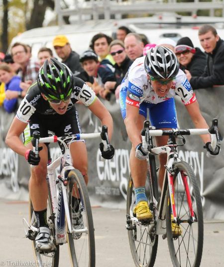 Young Kaitlin Antonneau (Cannondale p/b Cyclocrossworld.coom) takes second place by a hair