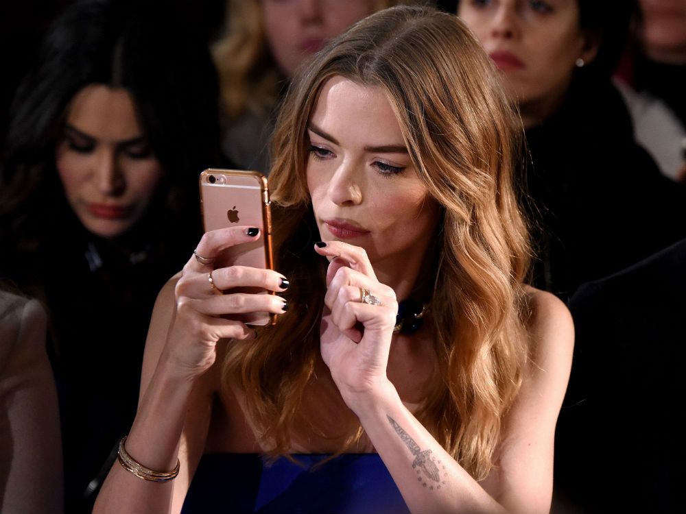 what-the-e-in-the-top-corner-of-your-phone-means-marie-claire-uk