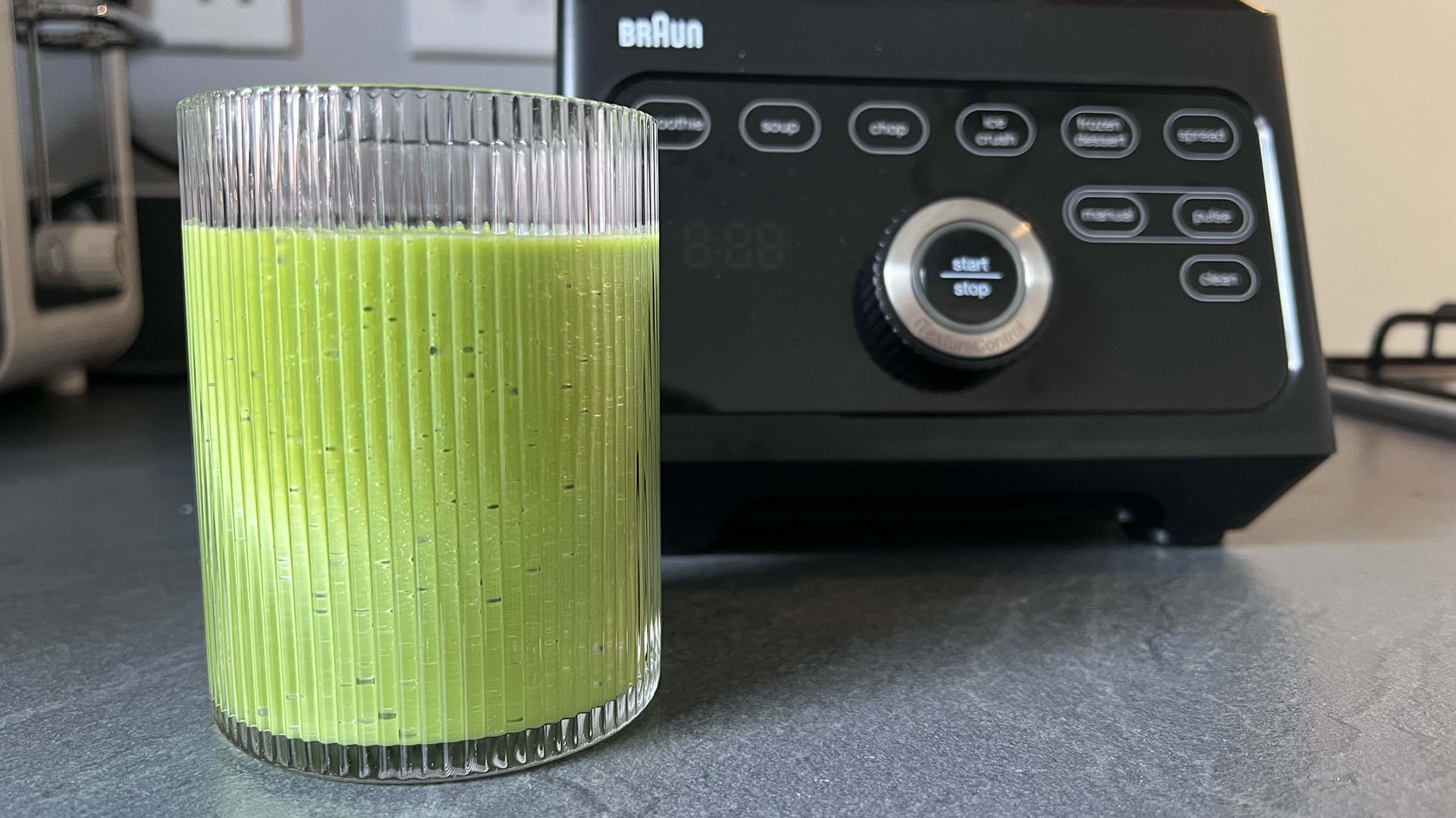 Jugo verde en un vaso listo para beber.