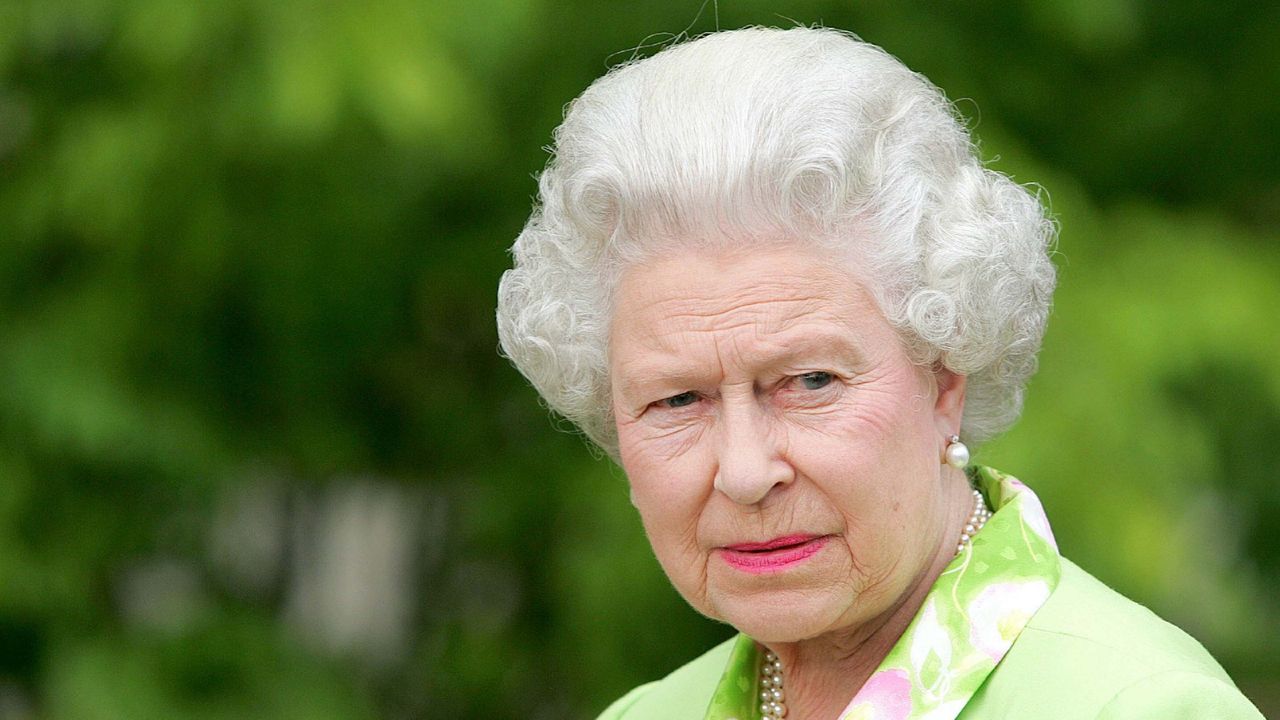 Britain&#039;s Queen Elizabeth II is shown gardens being exhibited at the Chelsea Flower Show in London, on May 24, 2004. - Gardens with plants in hundreds of different shades of green are one of the themes at the 2004 show, as the RHS (Royal Horticultural Society) celebrates its bicentenary this year.