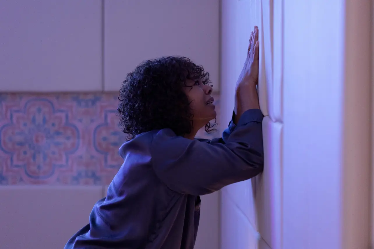 regina hall as carmen reaching up the wall in a still from the season 1 finale of nine perfect strangers