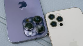 Comparaison côte à côte entre Apple iPhone 14 Pro et Apple iPhone 12 Pro.