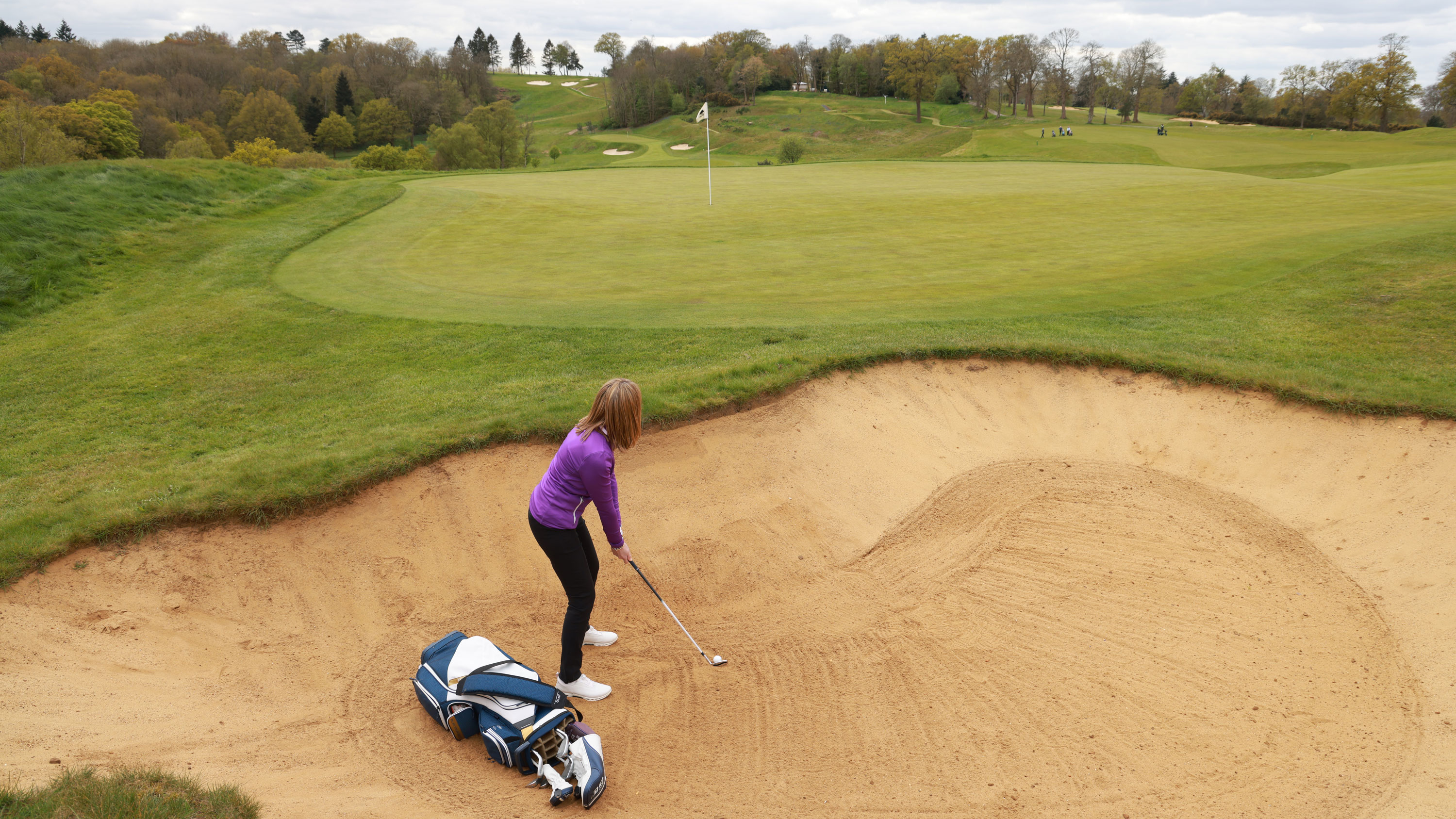 A player places a bag down in a bunker