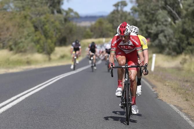 Darren Lapthorne (Drapac) leads Jack Anderson (Budget Forklifts) in an escape attempt