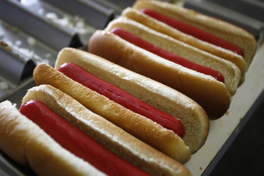 Chinese man proposes to girlfriend with 1,001 hot dogs