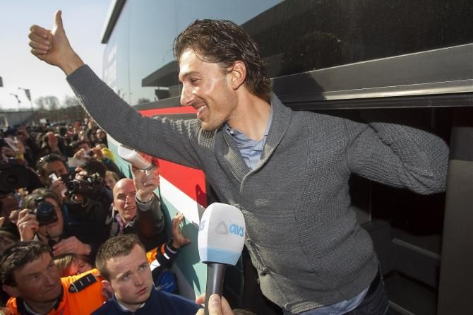 Fabian Cancellara gives a regal wave to his supporters in Oudenaarde.