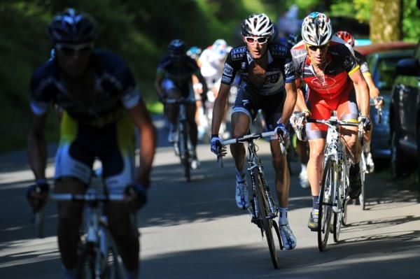 Fr&auml;nk Schleck (Saxo Bank) and Lance Armstrong (RadioShack) react to an attack by Matteo Carrara (Vacansoleil).