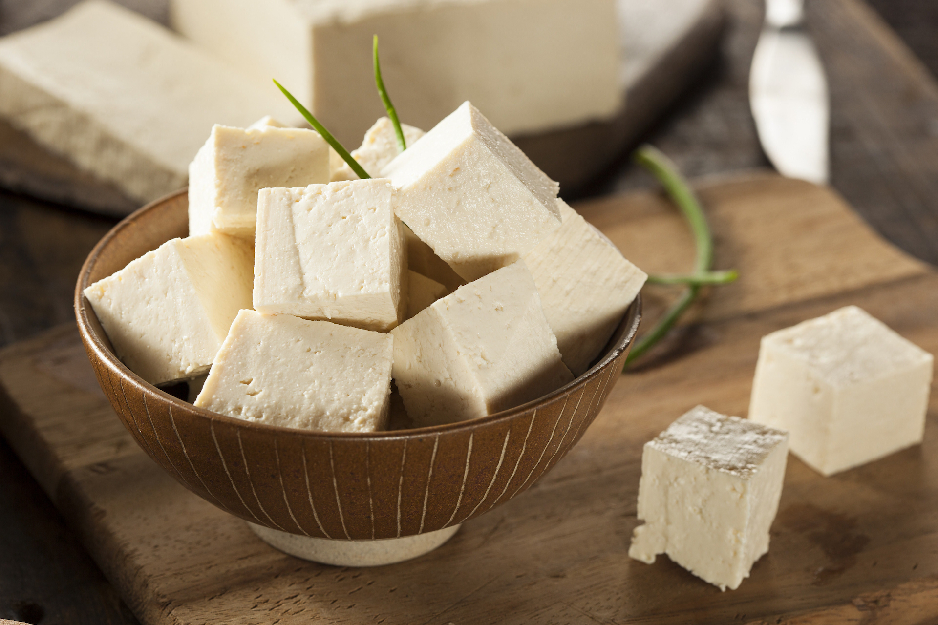 Un tazón de cubos de tofu simples sobre una mesa.