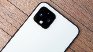 Google Pixel 4 pöydällä