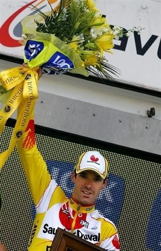 David Millar (Saunier Duval-Prodir) salutes the fans.