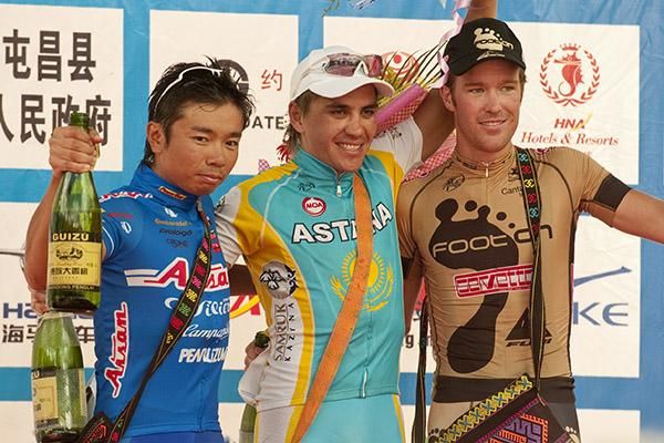 Stage two podium (l-r): Taiji Nishitani (2nd,Asian racing Team), Valentin Iglinskiy (1st,Astana), and Johnnie Walker (3rd,Footon - Servetto).