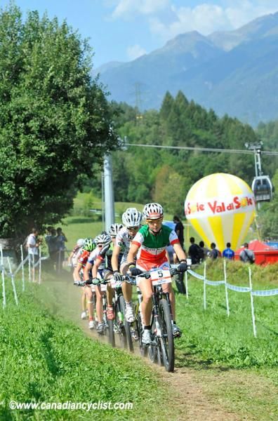 Eva Lechner (Colnago Farbe Sudtirol) at the end of the start loop