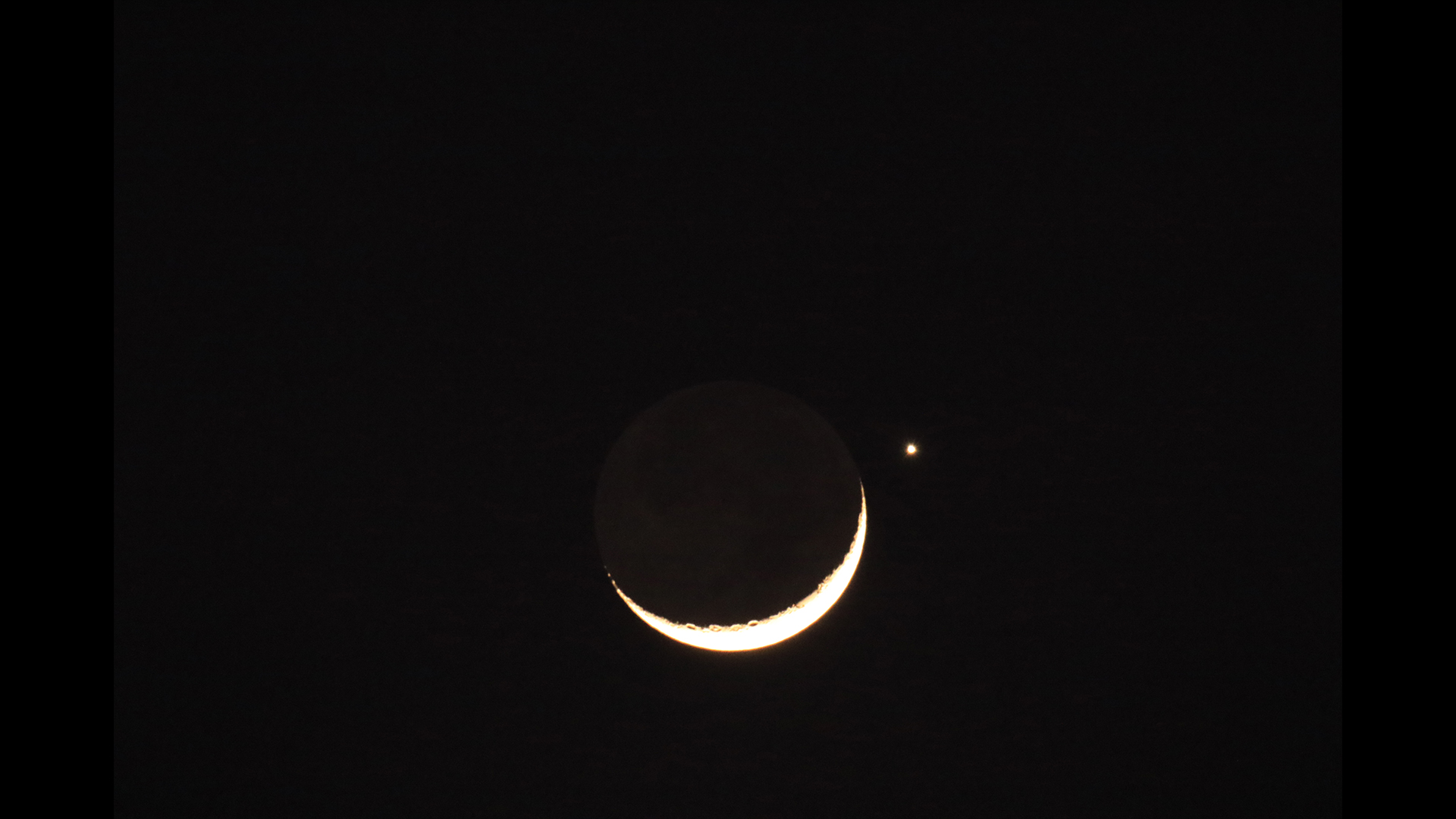 Venus and the crescent moon light up the early morning sky on Nov. 9