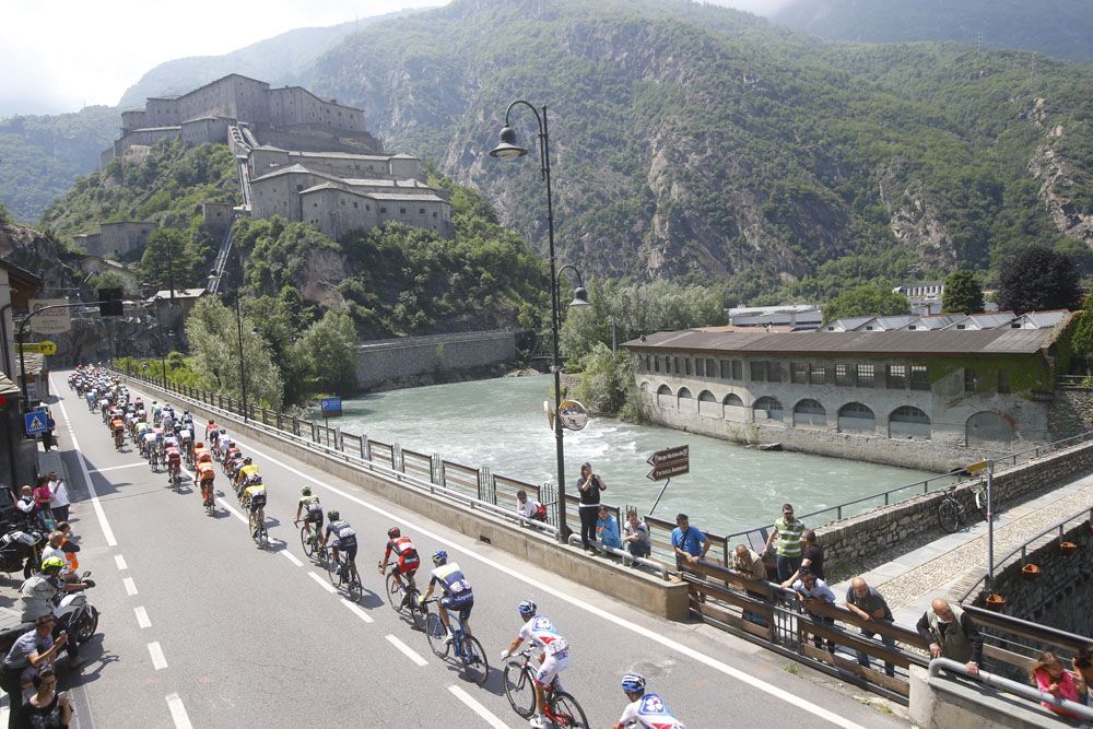 The peloton in one long line