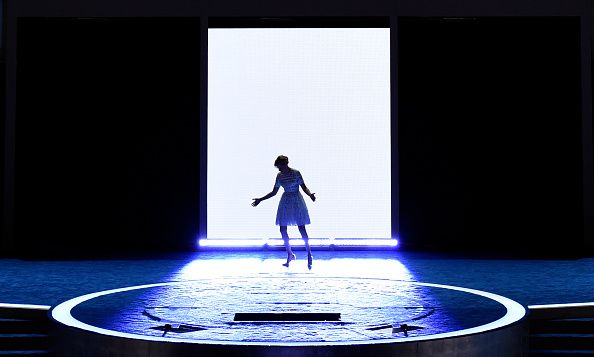 Elizabeth Banks enters the Democratic National Convention stage.