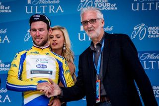 Brian Cookson congratulates Mark Cavendish (Omega Pharma-Quickstep) on taking the leaders jersey