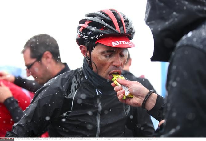 Samuel Sanchez was too frozen to eat, and was fed by a helper atop the Stelvio