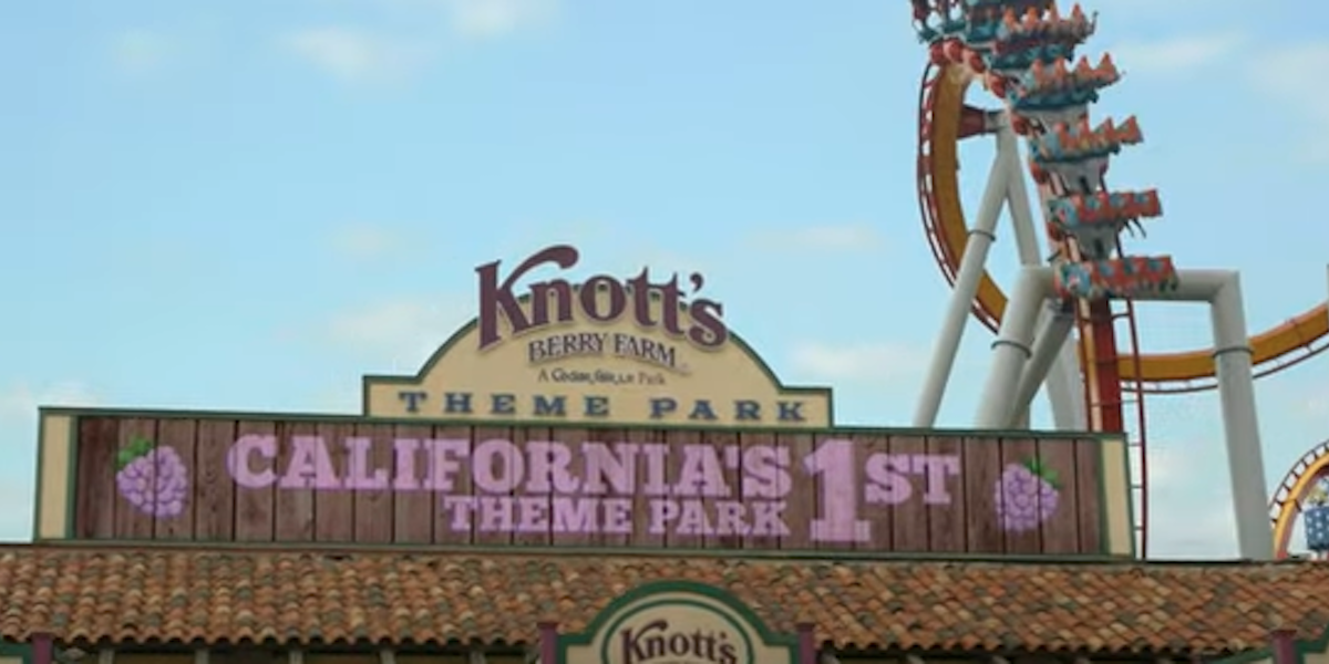 Knott&#039;s Berry Farm entrance in Buena Park, California