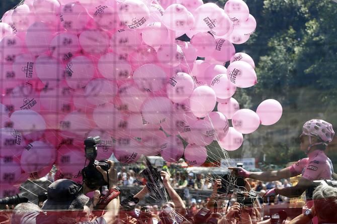 The last big bunch of balloons is set loose in Gemona