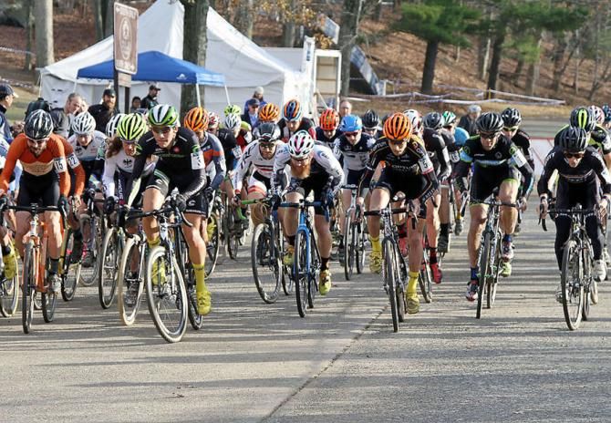 Mens field takes off on the final day of weekend racing.