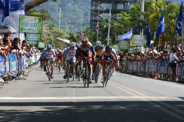 The peloton drives for the line