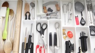 How to organize a kitchen drawer with wooden spoons, cooking utensils and scissors