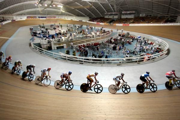 The men's points race action