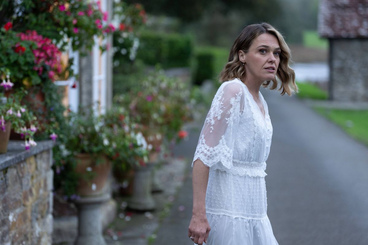 Martha in her wedding dress in Beyond Paradise season 2