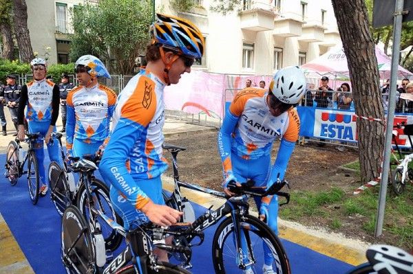 Tyler Farrar (Garmin-Slipstream), l, helps Vande Velde adjust his bike.