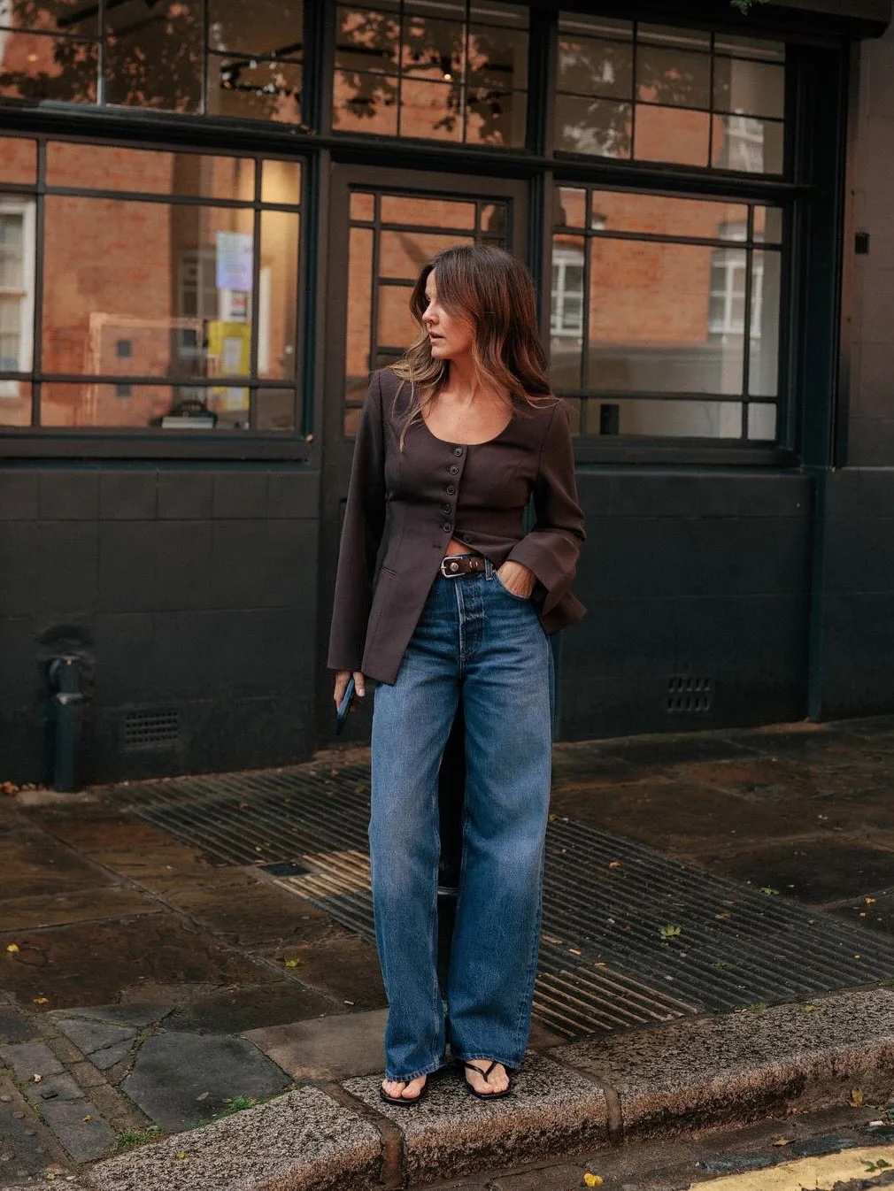 @kimturkington_ wears a brown fitted blazer with blue jeans and black sandals