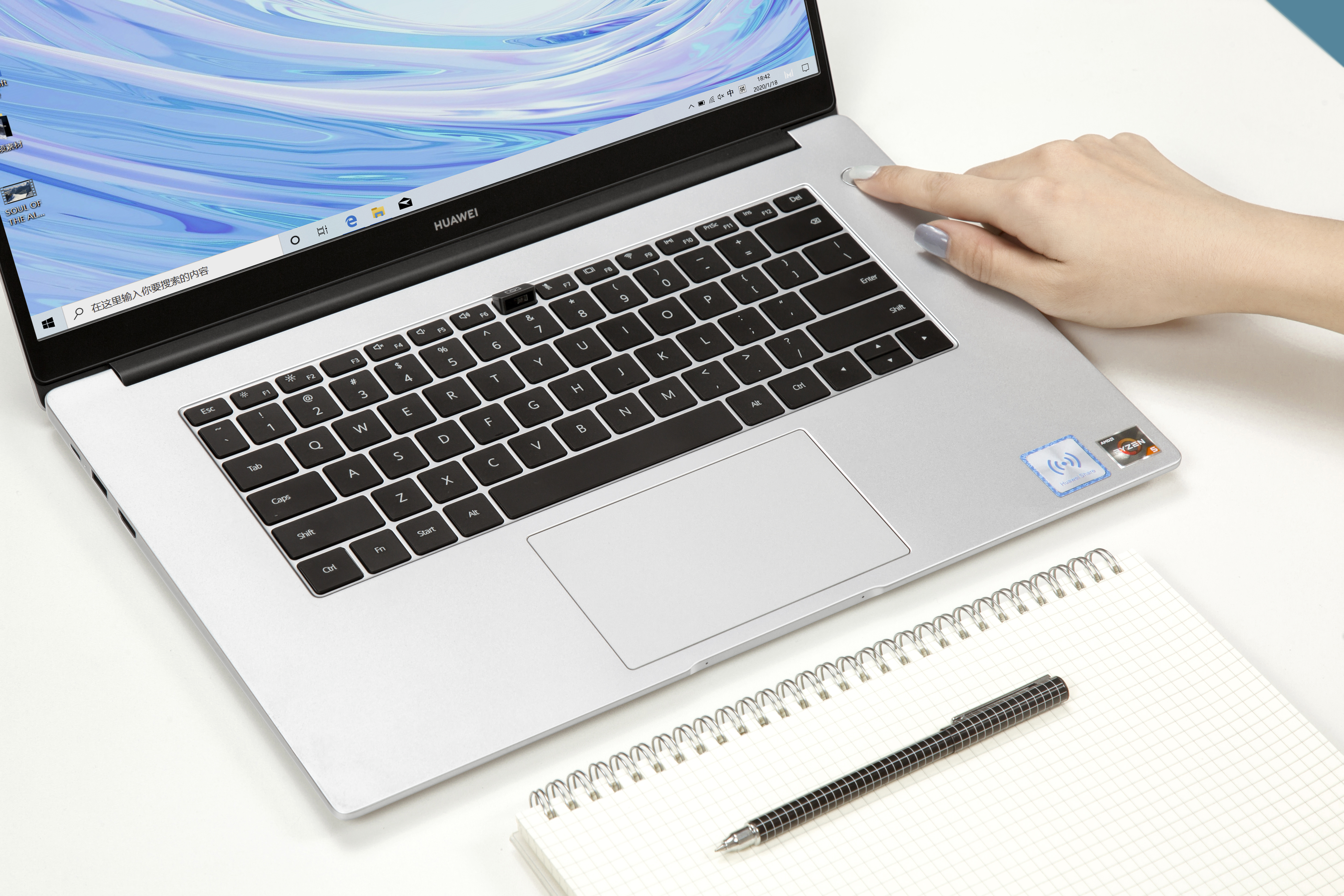 Nainen käyttää Huawei MateBook D 15:n sormenjälkitunnistinta