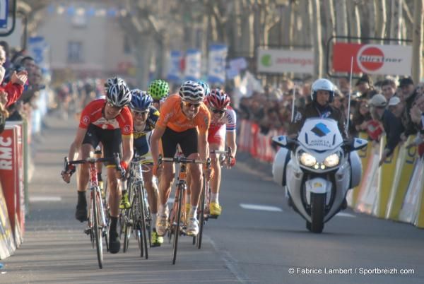 The lead group rushes to the line on stage 5
