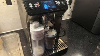 De’Longhi Eletta Explore making an iced latte