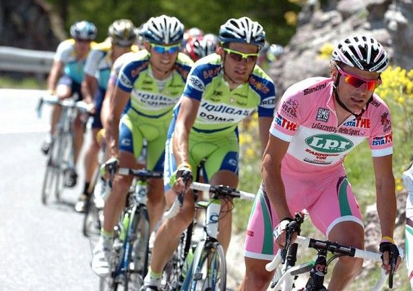 Ivan Basso shadows the maglia rosa on the ascent to Sestri&egrave;re.