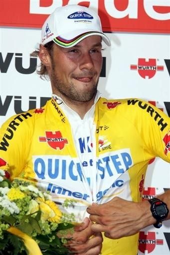 Tom Boonen (Quick.Step) zips up the yellow jersey