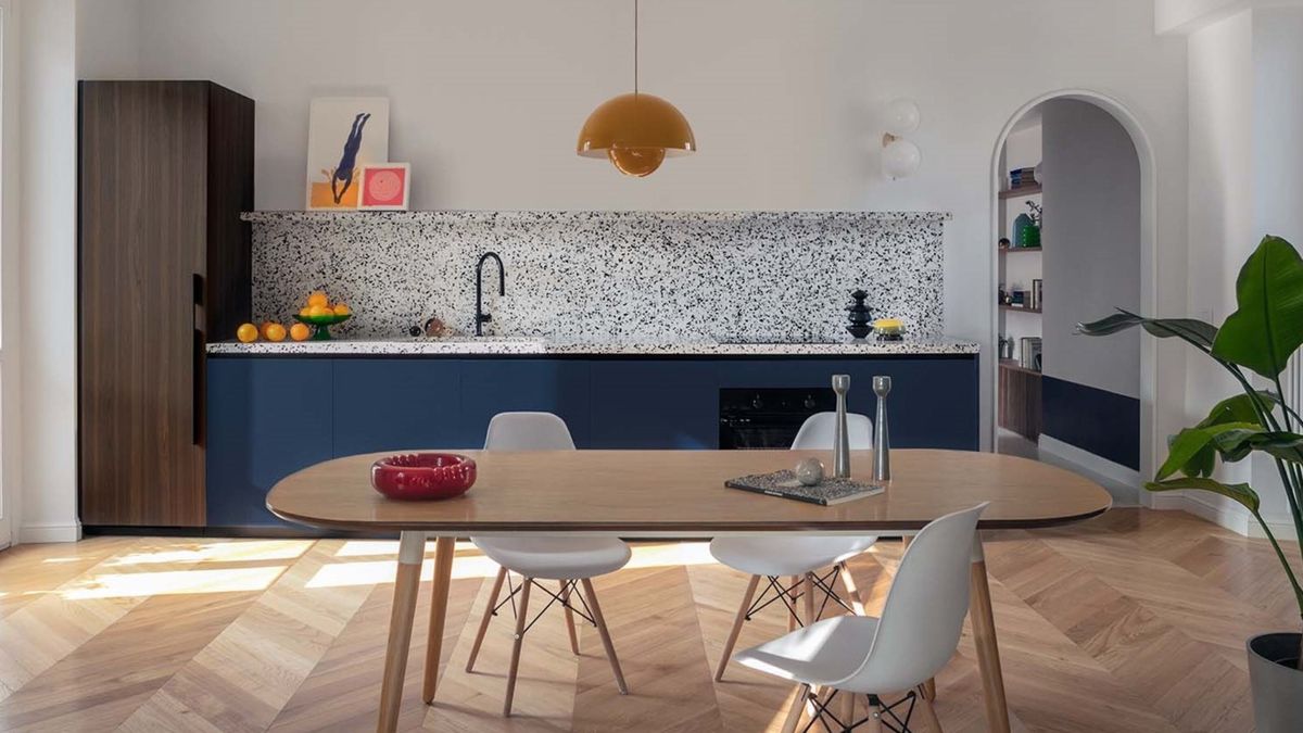 Des murs blancs, mais jamais fades ! Les touches design colorées de cet appartement italien créent une maison exaltante