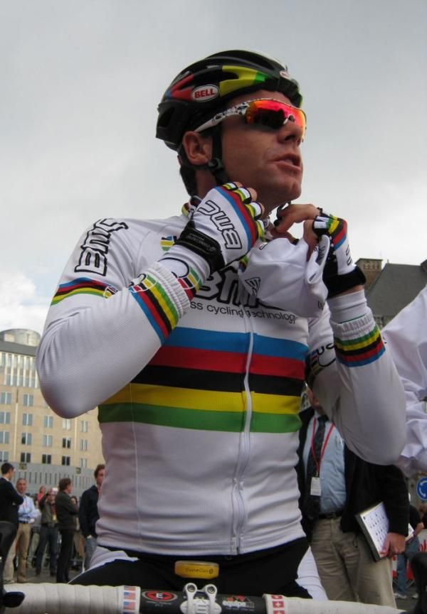 Cadel Evans (BMC) fastens his helmet