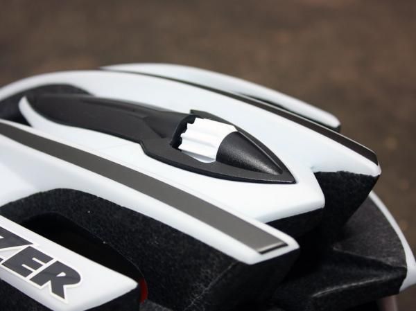 The easy-to-operate Rollsys dial up top tightens the retention system around your head.