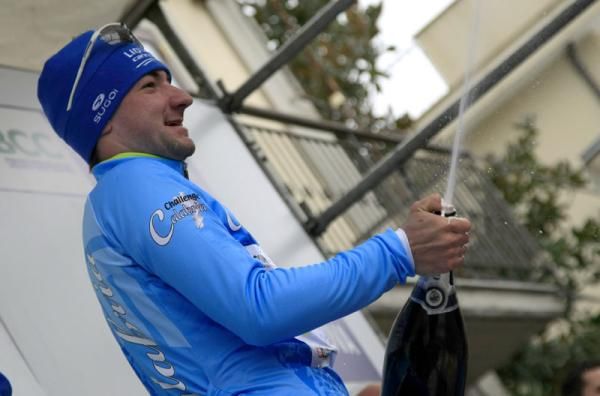 Elia Viviani (Liquigas-Cannondale) shows off on the podium