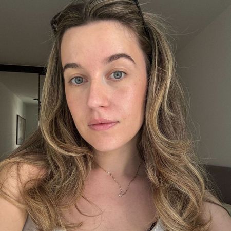 Deputy beauty editor Grace Lindsay testing the Hourglass Unreal Liquid Highlighter