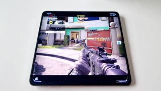 OnePlus Open - åben med Call of Duty mobilspil på skærmen.