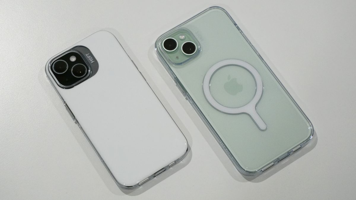 Moft iPhone 15 cases Pristine White and clear