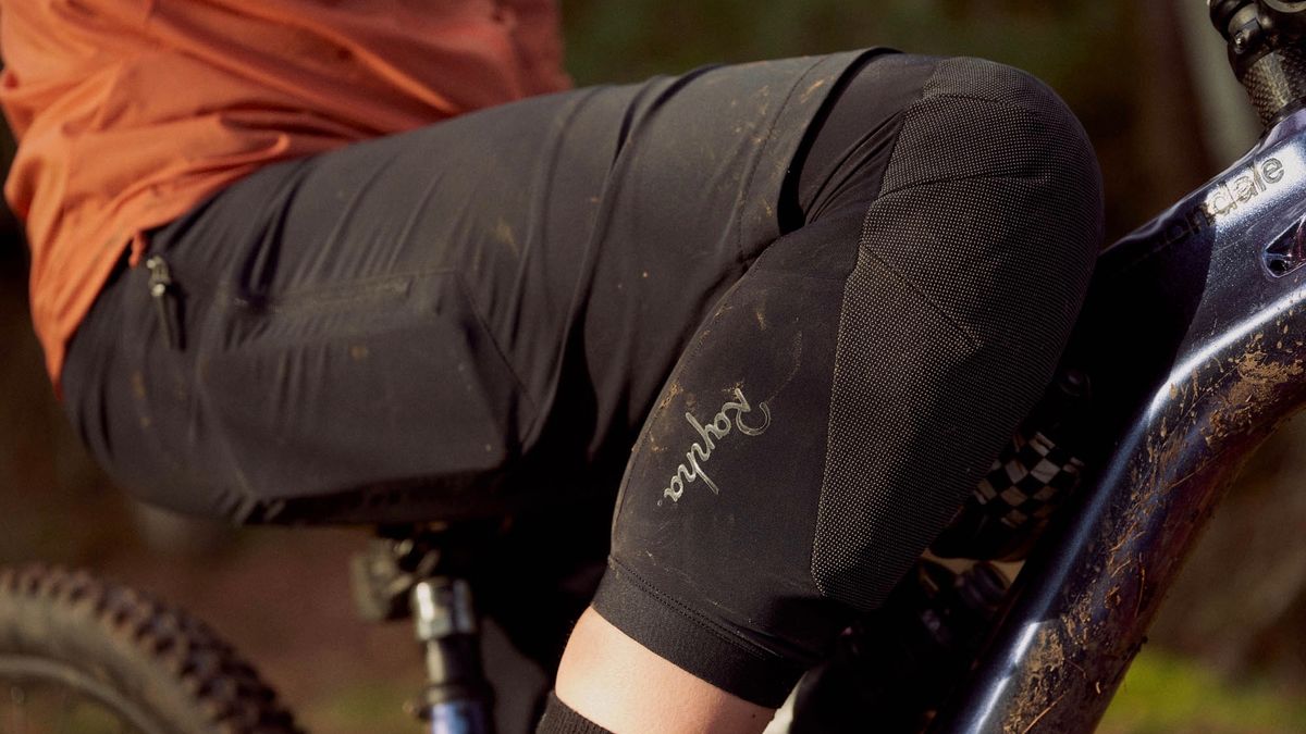 Rapha&#039;s lightweight Trail kneepad