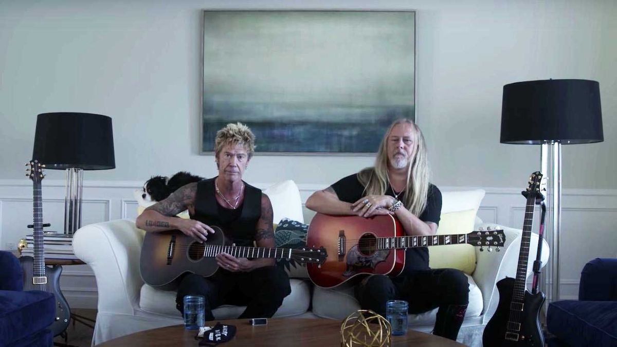 Jerry Cantrell next to Duff McKagan in a sofa