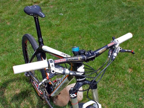 Katie Compton's (Planet Bike-Stevens Bikes-Kenda) Truvativ Noir World Cup carbon riser bars measure 630mm wide.
