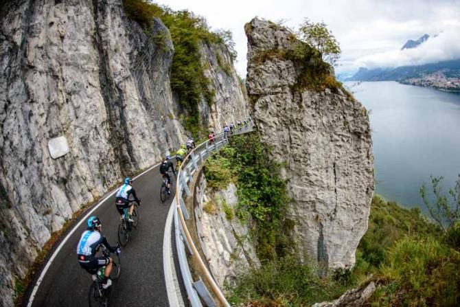The peloton descends during Il Lombardia
